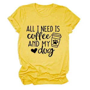 Λεπτομέρεια κίτρινου T-shirt με σλόγκαν 'ALL I NEED IS COFFEE AND MY DOG'