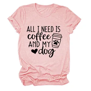 Λεπτομερής προβολή ροζ t-shirt με τύπωμα ALL I NEED IS COFFEE AND MY DOG.