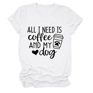Λεπτομέρεια του γραφικού 'All I need is coffee and my dog' σε λευκό βαμβακερό μπλουζάκι