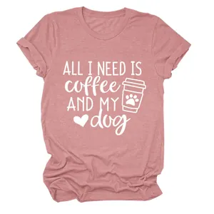 Λεπτομέρεια του ροζ μελανζέ T-shirt με το γραφικό All I Need Is Coffee And My Dog