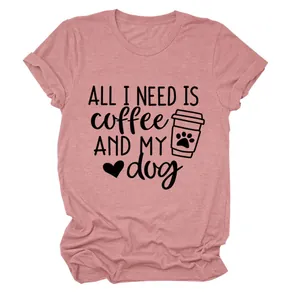 Λεπτομέρεια μωβ T-shirt με τη στάμπα 'All I Need Is Coffee and My Dog' σε γραφικό σχέδιο