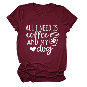 Κοντινή λήψη λευκού τυπώματος ALL I NEED IS COFFEE AND MY dog σε μπορντό βαμβακερό T-shirt