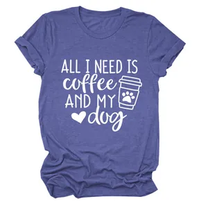 Λεπτομέρεια της στάμπας All I Need Is Coffee and My Dog σε μωβ μελανζέ μπλουζάκι