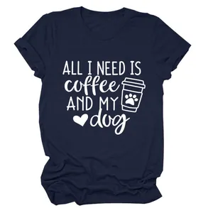 Κοντινό πλάνο της εκτύπωσης 'All I Need Is Coffee and My Dog' σε μπλε βαμβακερό t-shirt