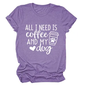 Λεπτομέρεια ενός μωβ κοντομάνικου t-shirt με 'All I need is coffee and my dog'