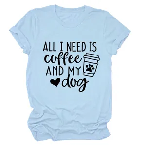 Λεπτομέρεια της στάμπας 'All I need is coffee and my dog' σε γαλάζιο μπλουζάκι