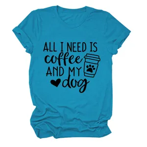 Λεπτομέρεια του γραφικού 'ALL I NEED IS COFFEE AND MY dog' σε μπλε casual μπλουζάκι