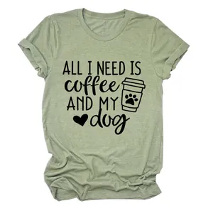 Casual πράσινο t-shirt με στάμπα All I Need Is Coffee and My Dog για γυναίκες.