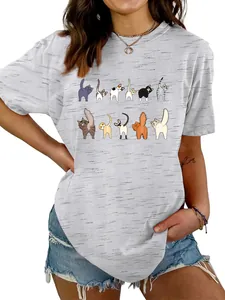 Primo piano della simpatica stampa grafica di undici gatti su una t-shirt grigia