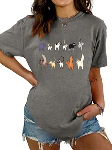 Dettaglio ravvicinato t-shirt grigia donna con stampa di undici simpatici gattini