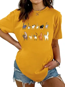 Vista dettagliata della maglietta in cotone giallo da donna con stampa di undici gatti