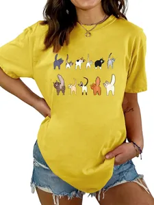 Vista dettagliata della t-shirt gialla da donna con grafica di undici gatti