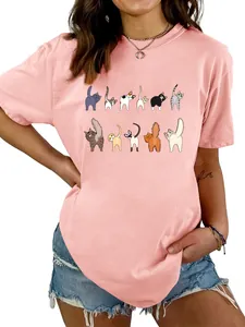 Dettaglio di simpatici gatti cartone animato su una maglietta rosa da donna in cotone.