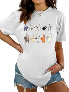 Vista dettagliata della t-shirt bianca da donna con scollo rotondo e stampa grafica di gatti