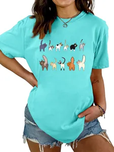 Dettaglio della stampa grafica con gatti carini su t-shirt turchese