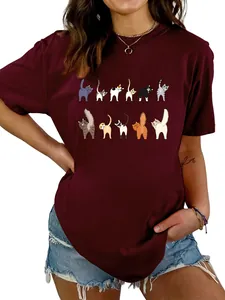 Dettaglio della stampa divertente con gatti su t-shirt bordeaux da donna a girocollo