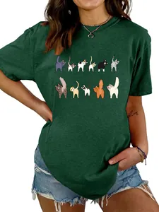 Dettaglio della stampa con undici gatti cartone animato su t-shirt verde scura