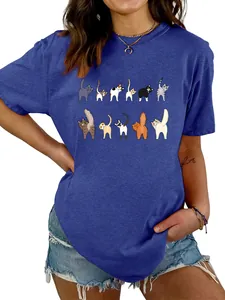 Dettaglio della stampa grafica con gatti carini su questa t-shirt blu da donna