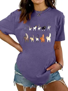 Vista dettagliata della divertente stampa con gatti su questa t-shirt viola da donna a girocollo