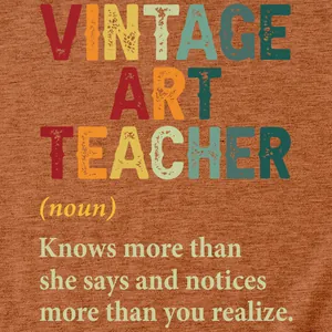 Κοντινό πλάνο της εκτύπωσης Vintage Art Teacher σε ύφασμα βαμβακερού t-shirt σε χρώμα σκουριάς
