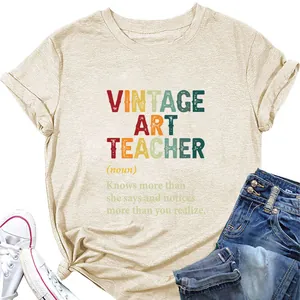 Λεπτομέρεια του τυπώματος Vintage Art Teacher σε μπεζ βαμβακερό μπλουζάκι T-shirt.