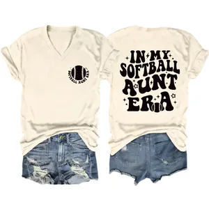 Detailansicht des 'In My Softball Aunt Era' Aufdrucks auf einem beigen V-Ausschnitt-T-Shirt