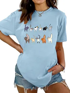Vista dettagliata di una t-shirt azzurra da donna con undici divertenti stampe di gatti.