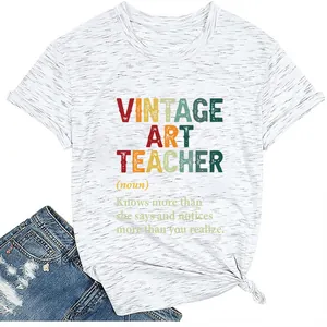 Κοντινό πλάνο της στάμπας Vintage Art Teacher σε ένα λευκό μελανζέ βαμβακερό μπλουζάκι