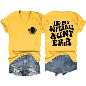 Detailansicht des gelben V-Ausschnitt T-Shirts mit dem In My Softball Aunt Era Grafikdruck