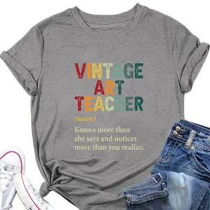 Λεπτομερής προβολή γκρι t-shirt vintage art teacher με καλλιτεχνικό γραφικό σχέδιο κειμένου