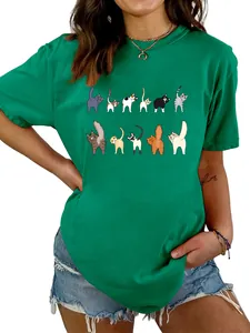 Dettaglio della simpatica stampa gatto su t-shirt verde da donna con girocollo a maniche.