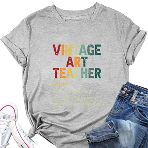 Λεπτομερής λήψη του γκρι vintage art teacher t-shirt με πολύχρωμη τυπογραφία