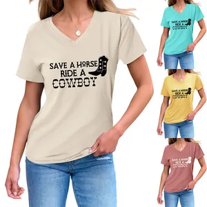 Detailweergave van dames T-shirts met V-hals en Save a Horse Ride a Cowboy opdruk