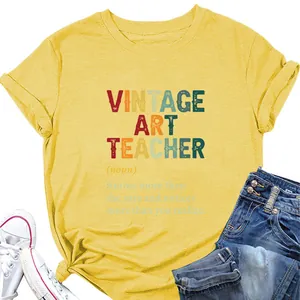 Λεπτομερής προβολή κίτρινου βαμβακερού t-shirt με στάμπα Vintage Art Teacher και σχήμα