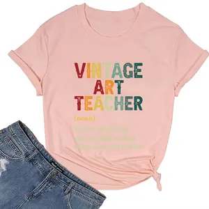 Λεπτομέρεια ροζ T-shirt με στάμπα Vintage Art Teacher και κόμπο στο πλάι για γυναίκες