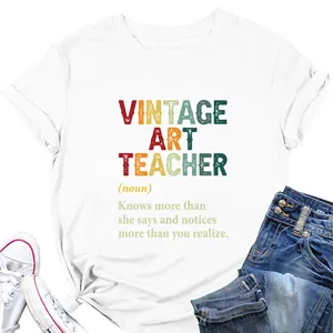 Λεπτομέρεια του τυπώματος Vintage Art Teacher σε λευκό γυναικείο T-shirt με στρογγυλή λαιμόκοψη