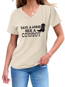 Detail van beige dames-T-shirt met V-hals en cowboy-opdruk