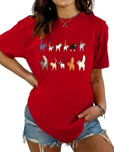 Dettaglio di una t-shirt rossa da donna a girocollo con divertenti grafiche di gatti colorati
