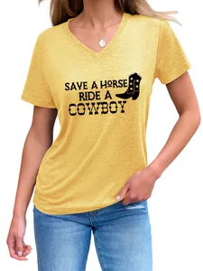 Detailweergave geel dames T-shirt met V-hals en 'Save a Horse Ride a Cowboy' opdruk
