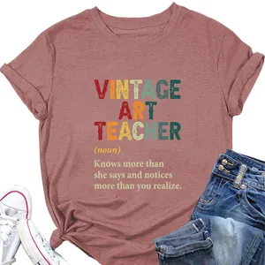 Λεπτομέρεια του γραφικού Vintage Art Teacher σε ροζ βαμβακερό γυναικείο μπλουζάκι T-shirt