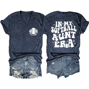 Vorder- und Rückansicht des In My Softball Aunt Era T-Shirts mit Denim-Shorts