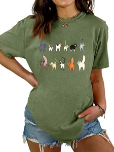 Dettaglio della stampa gatto buffo su t-shirt a girocollo a maniche corte verde oliva