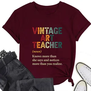 Μπορντό t-shirt με στάμπα 'Vintage Art Teacher', στρογγυλή λαιμόκοψη και κόμπο στο πλάι