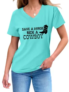 Detail van dames V-hals T-shirt met 'Save a horse ride a cowboy' opdruk en laars ontwerp