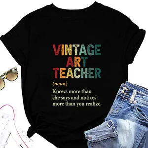 Λεπτομερής προβολή της εκτύπωσης Vintage Art Teacher σε μαύρο βαμβακερό γυναικείο t-shirt