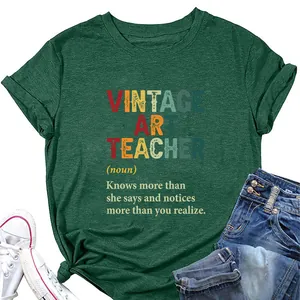 Λεπτομερής προβολή της στάμπας 'Vintage Art Teacher' σε πράσινο μπλουζάκι