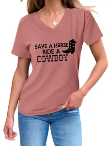 Detail van het dames T-shirt met V-hals in mauve met 'Save a Horse Ride a Cowboy' print