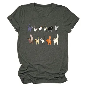Vista dettagliata della simpatica stampa di undici gatti su una t-shirt grigia