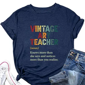 Λεπτομερής προβολή του σκούρου μπλε T-shirt με γραφικό σχέδιο Vintage Art Teacher
