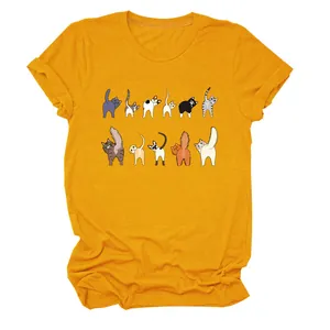 Dettaglio della t-shirt da donna giallo senape con divertente stampa di undici gatti sul retro